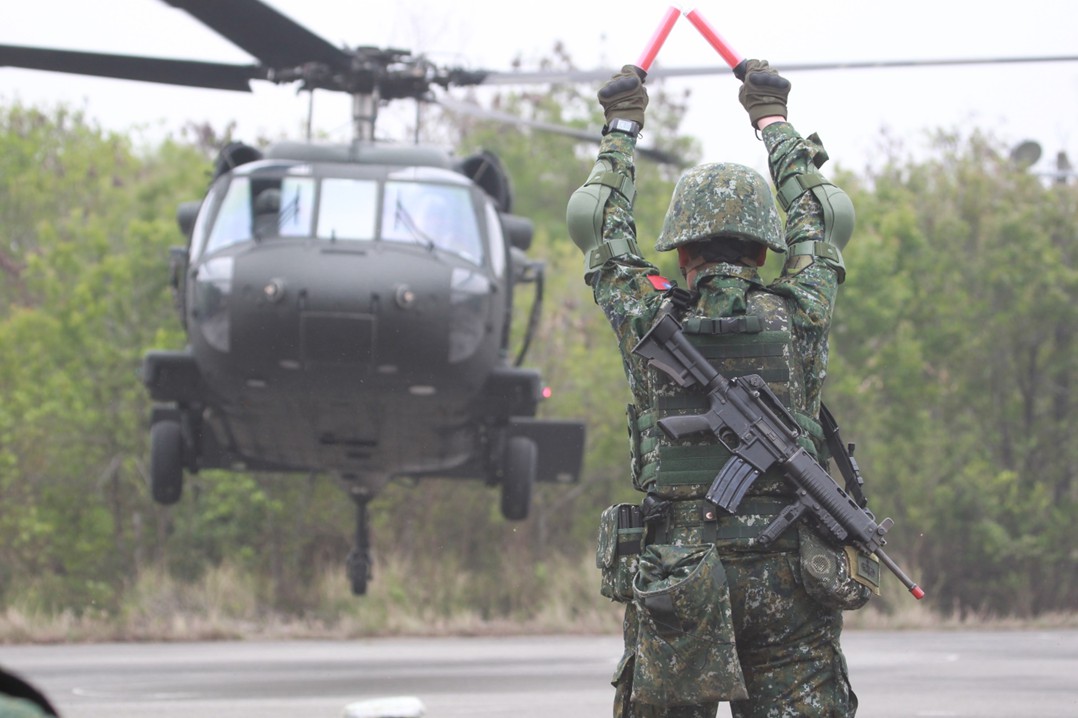 ▲陸軍特種作戰指揮部特4營1「濱海城鎮要地行軍訓練」，18日出動UH-60M黑鷹直升機實施「空中突擊作戰」課程。（圖／陸軍司令部提供, 2019.3.18）