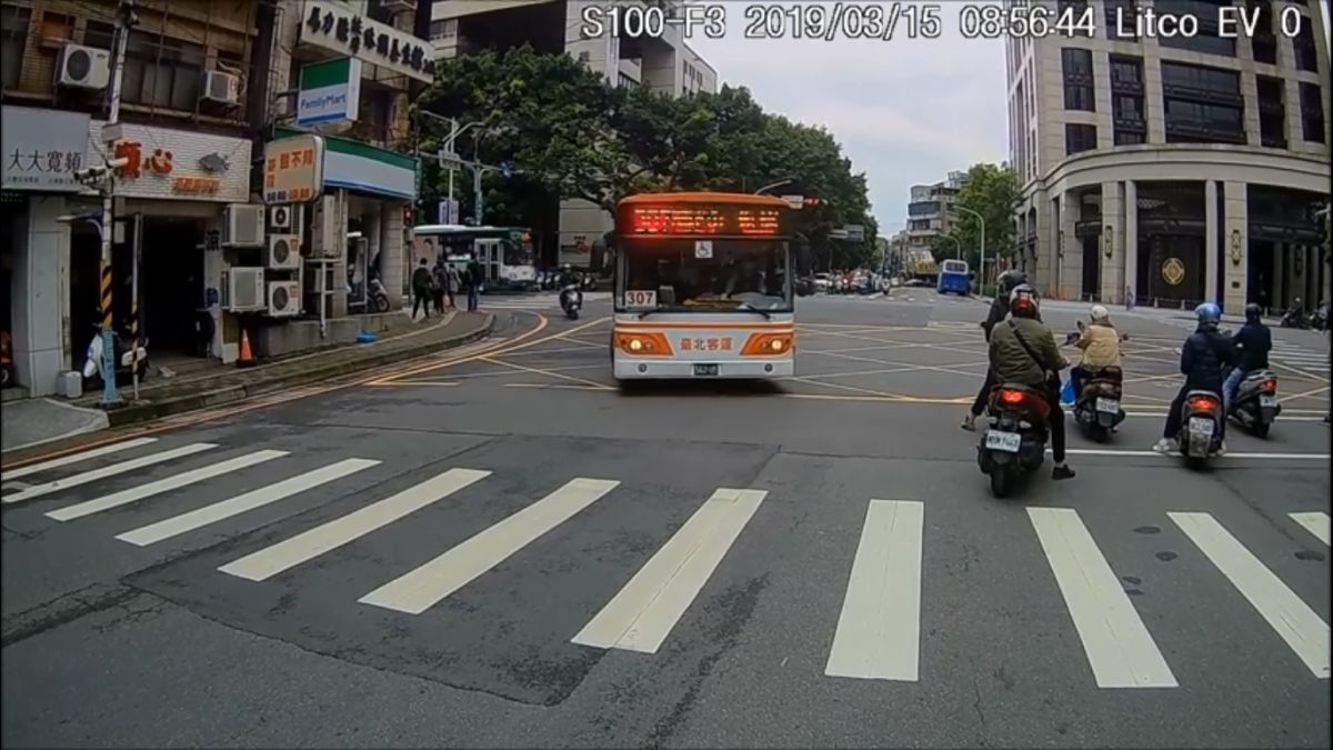 ▲網友在板橋連續遇到兩台 307 公車，都先安全停車後再起步。（圖／翻攝自臉書爆廢公社）