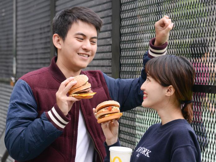 ▲台灣麥當勞今（19）日宣布，將自3月20日起推出期間限定的「培根大麥克」，更祭出刷指定信用卡消費滿額優惠。（圖／麥當勞提供）  