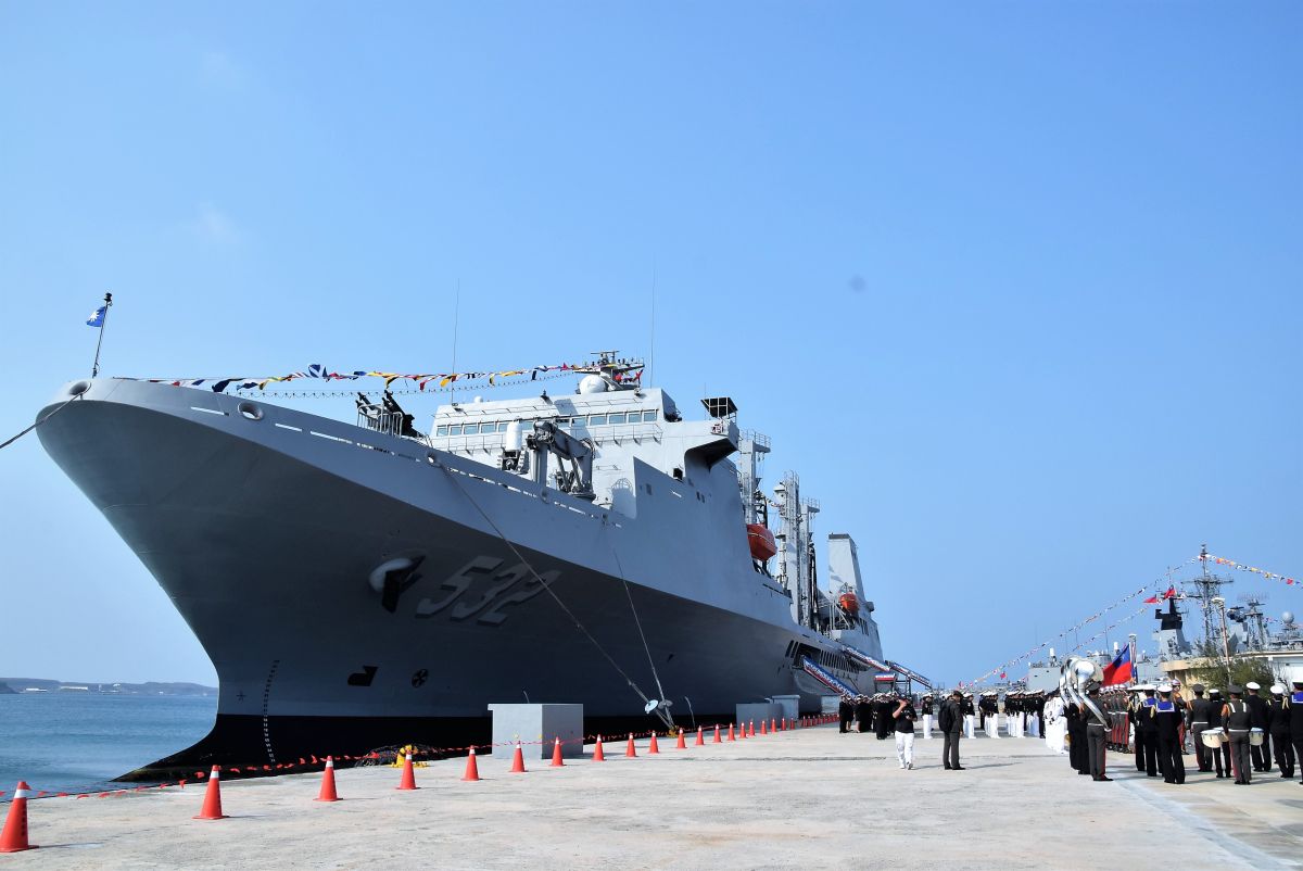 ▲澎湖海軍測天島基地19日上午熱鬧非凡，國軍最先進的油彈運補艦磐石號、成功級田單艦及康定級武昌艦一次亮相。（圖／記者張塵攝，2019.03.19）