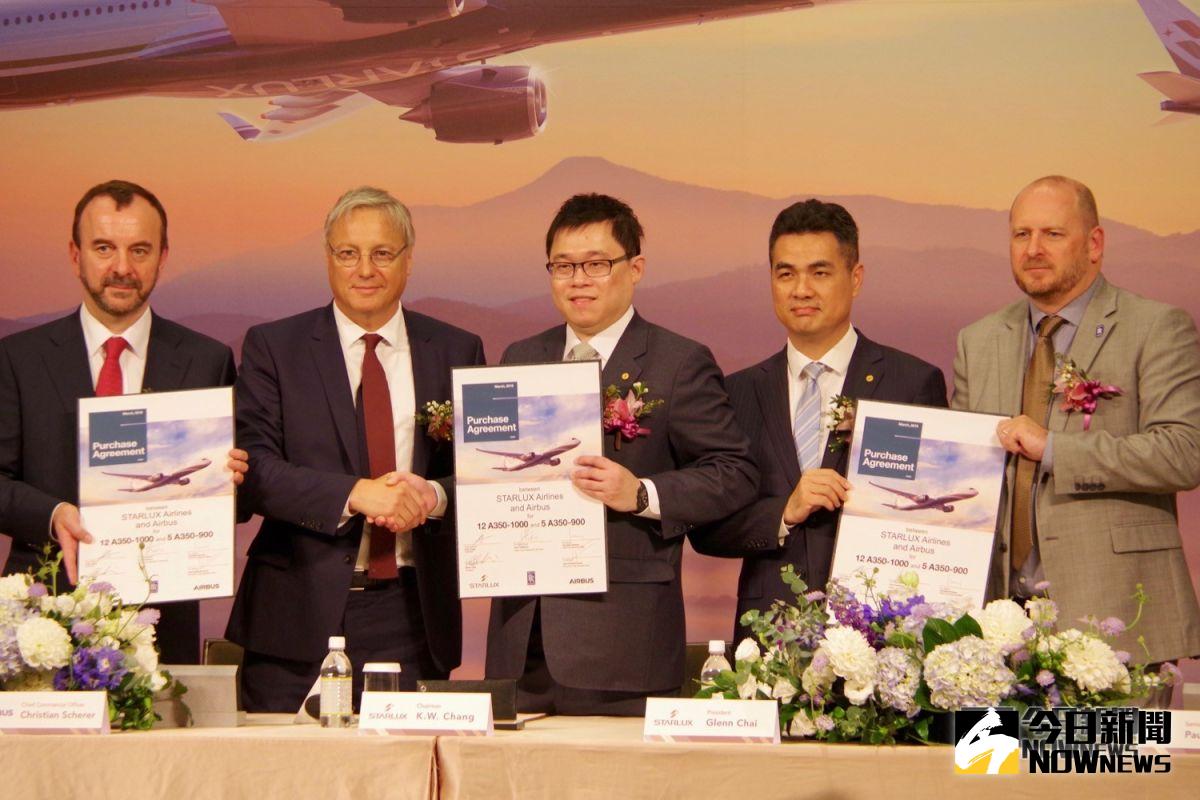 ▲星宇航空今（ 19 ）日 Airbus 空中巴士簽署 17 架 A350 XWB 購機合約，董事長張國煒宣布將引進 5 架 A350-900 及 12 架 A350-1000 ，同時保留 10 架選擇權。（圖／記者陳致宇攝, 2019.03.19）