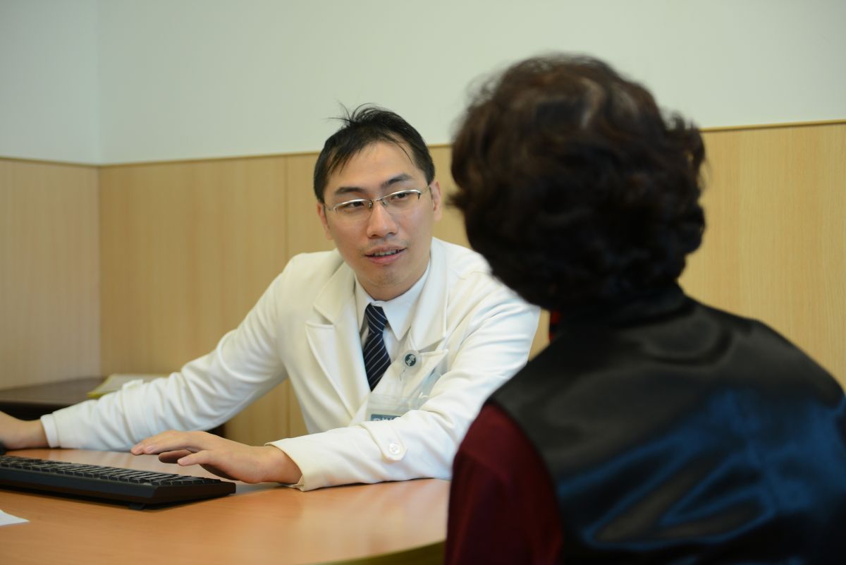 ▲醫師建議，應戒菸戒酒，每天至少攝取鈣質1000毫克、維生素D和蛋白質，如乳製品、高鈣豆製品、黑芝麻、深綠色蔬菜等減少體內骨質流失。（圖／台北慈濟醫院提供）