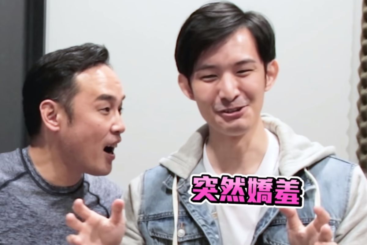 ▲波特王（右）訪問東尼大木，表情顯得嬌羞。（圖 / 翻攝YouTube）