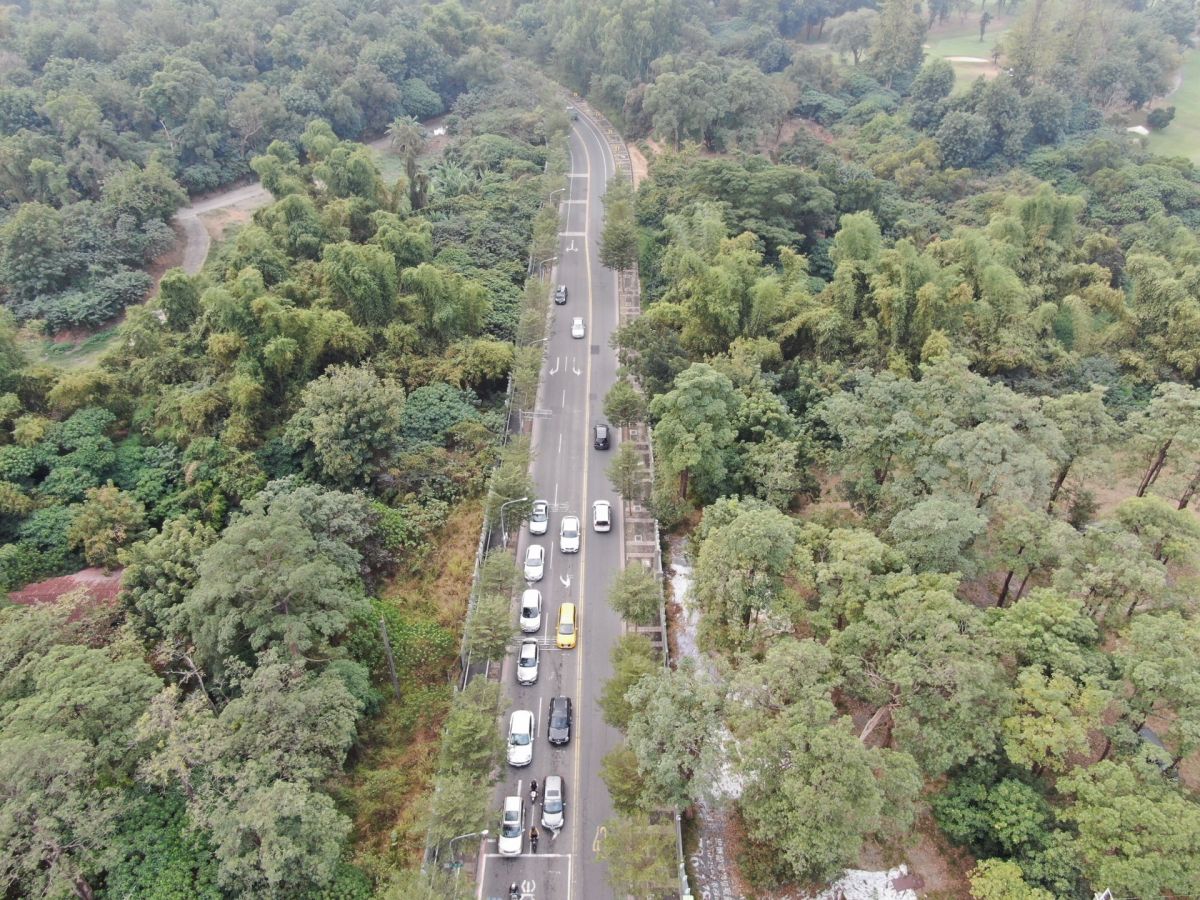 ▲高市鳥松區松藝路段近4年有8件死亡車禍、受傷車禍事故227件，高市警局為遏止車禍，將採「科技執法」，設置「區間平均速率監測系統」，取締車輛超速。(圖／記者郭凱杰翻攝，2019.03.20)