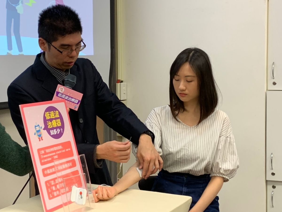 ▲醫師提醒，使用低週波治療器應注意使用時間，並確認自己是否適合使用。（圖／記者汪瑋琪攝）