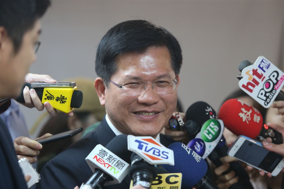 ▲機師罷工後，傳出華航董事長何煖軒可能遭撤換，不過交通部長林佳龍今（ 20 ）日澄清，外界說的都不是事實。（圖／記者陳致宇攝）