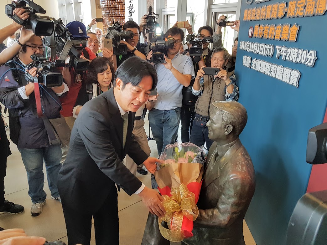 ▲賴清德參訪陳定南教育基金會，向陳定南銅像獻花致意。（圖／記者李清貴攝,2019.3.20)