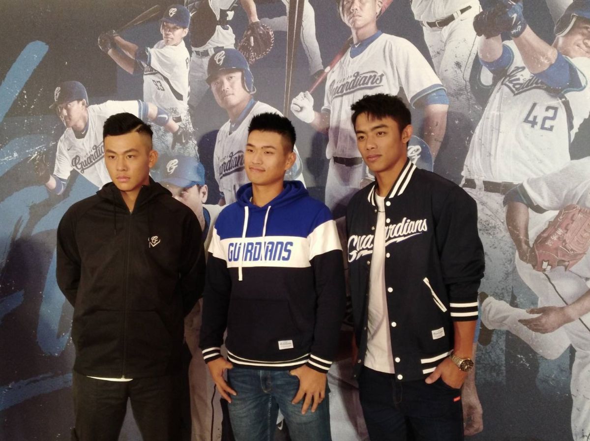 富邦球員戴培峰(左起)、王正棠和申皓瑋。（圖／黃建霖攝）