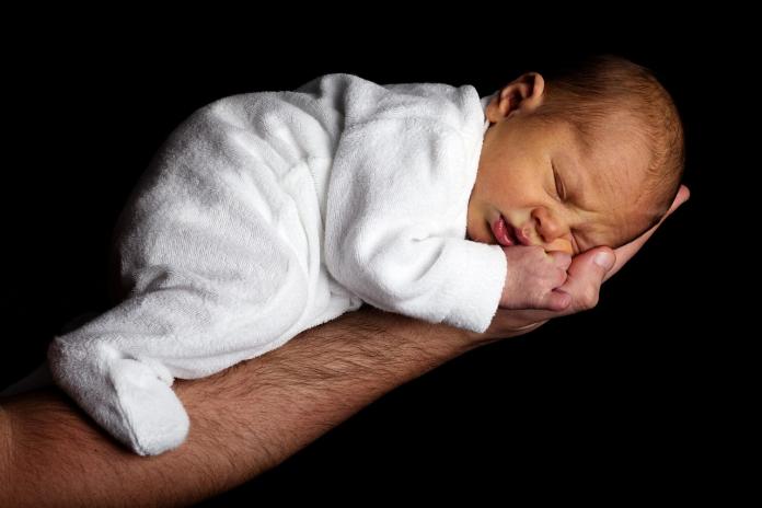 ▲勞動部預計在6月試辦更彈性的育嬰假，「單日」也可以請，職業爸爸看法兩極。（圖／取自Pixabay）
