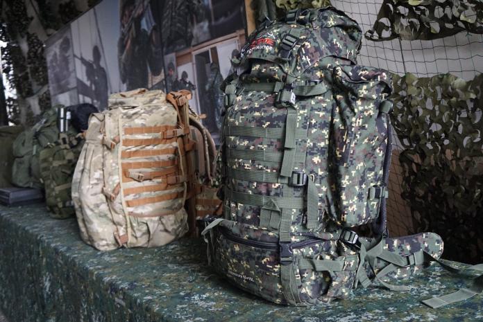 ▲陸軍20日公布研改中的野戰背包，左邊現役舊款背包。（記者呂炯昌攝, 2019.3.20）