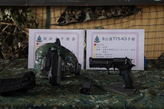 ▲腿掛式槍套與T75-K3手槍。（圖／記者呂炯昌攝, 2019.3.20）