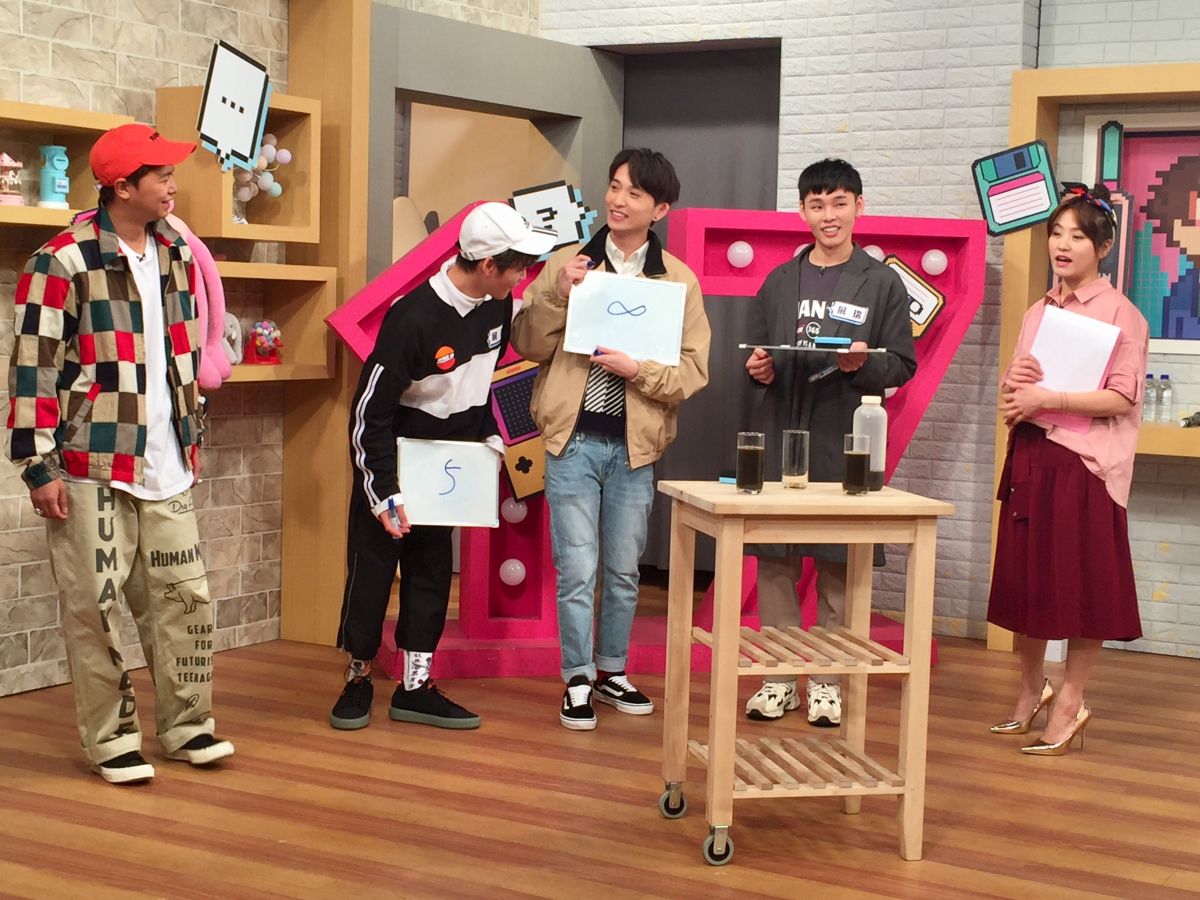 ▲小鬼（左起）、展榮、展瑞、海芬看到邱鋒澤（中）的答案傻眼。（圖／趣你的娛樂提供）