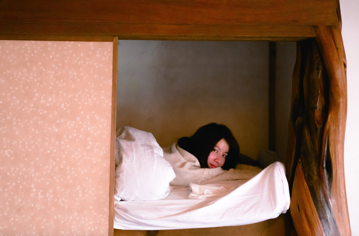 ▲連俞涵在壁櫥裡剛睡醒的照片，竟意外成為封面照。（圖／凱特文化提供）