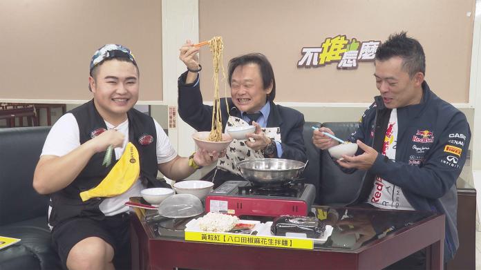 TVBS全新原創網路節目《不推怎麼行》第二集邀請的大來賓是台北市議員王世堅。左為主持人Budi、右為主持人Andy老爹 （1）