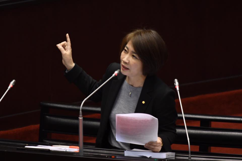 ▲民進黨立委周春米等人質疑，公務員補休常充公，看得到、吃不到，人事總處允諾通盤檢討。（圖／翻攝自周春米臉書）