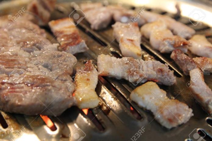 南韓的民間習俗稱，吃豬五花可對抗空氣污染。（圖／翻攝網路）