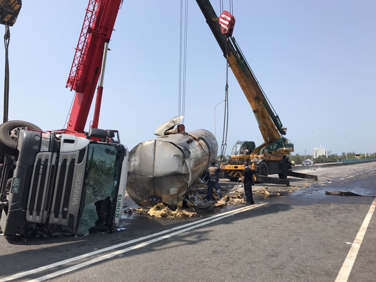 ▲台61線北上238.3KM四湖鄉路段發生有毒化學槽車翻覆。（圖／雲林縣消防局提供）