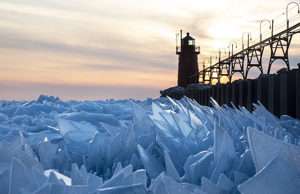 ▲密西根湖水面破碎結冰，看起來非常美麗。（圖／翻攝自每日郵報）