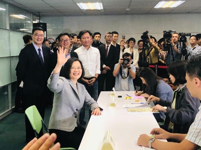 總統蔡英文赴黨中央登記參加黨內初選，競選連任。 (圖/記者吳承翰攝)