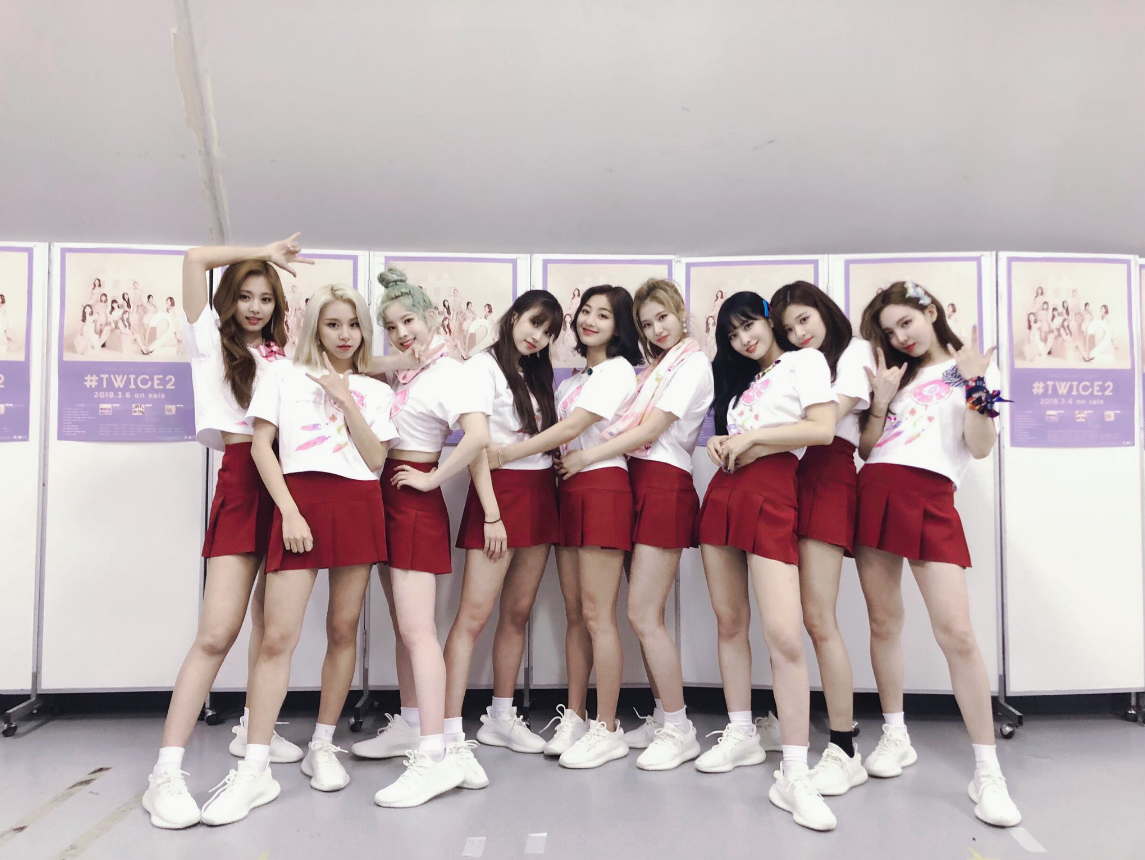 ▲TWICE在演唱會後台合影，子瑜（左一）長腿吸睛。（圖／推特）