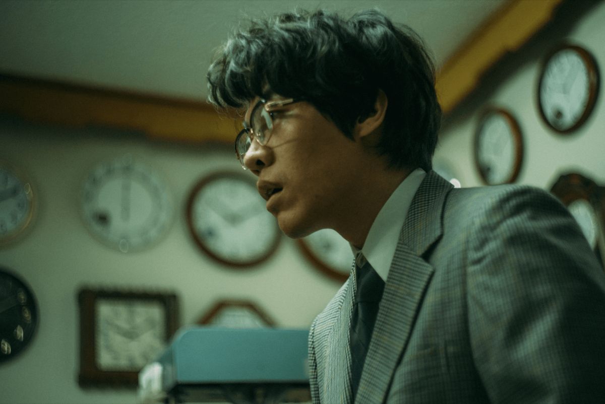 ▲盧廣仲歌曲〈愛情怎麼了嗎〉MV中，扮演患有失智症的鐘錶師傅。（圖／添翼提供, 2019.03.21）
