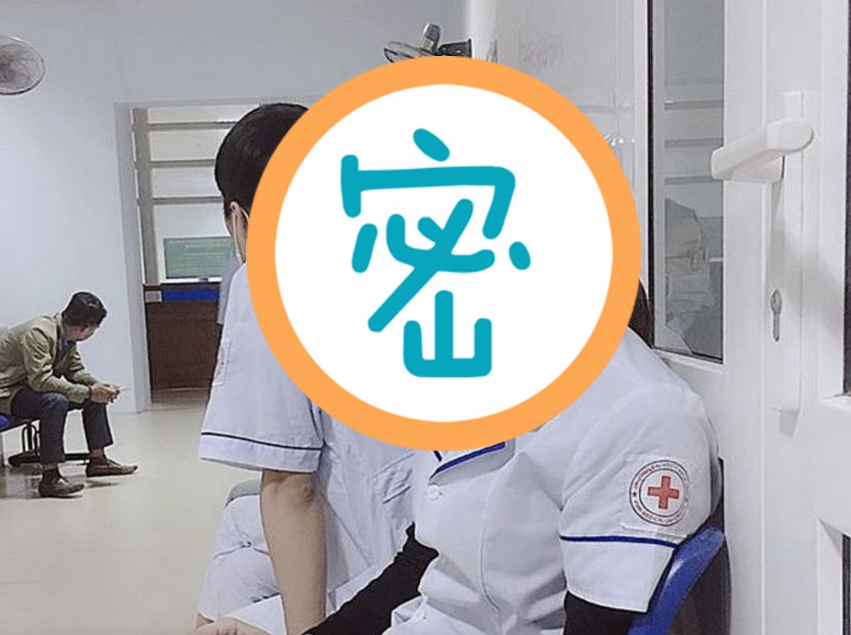 ▲超甜護士打瞌睡「制服緊到炸裂」，網友暴動。（圖／翻攝自臉書）