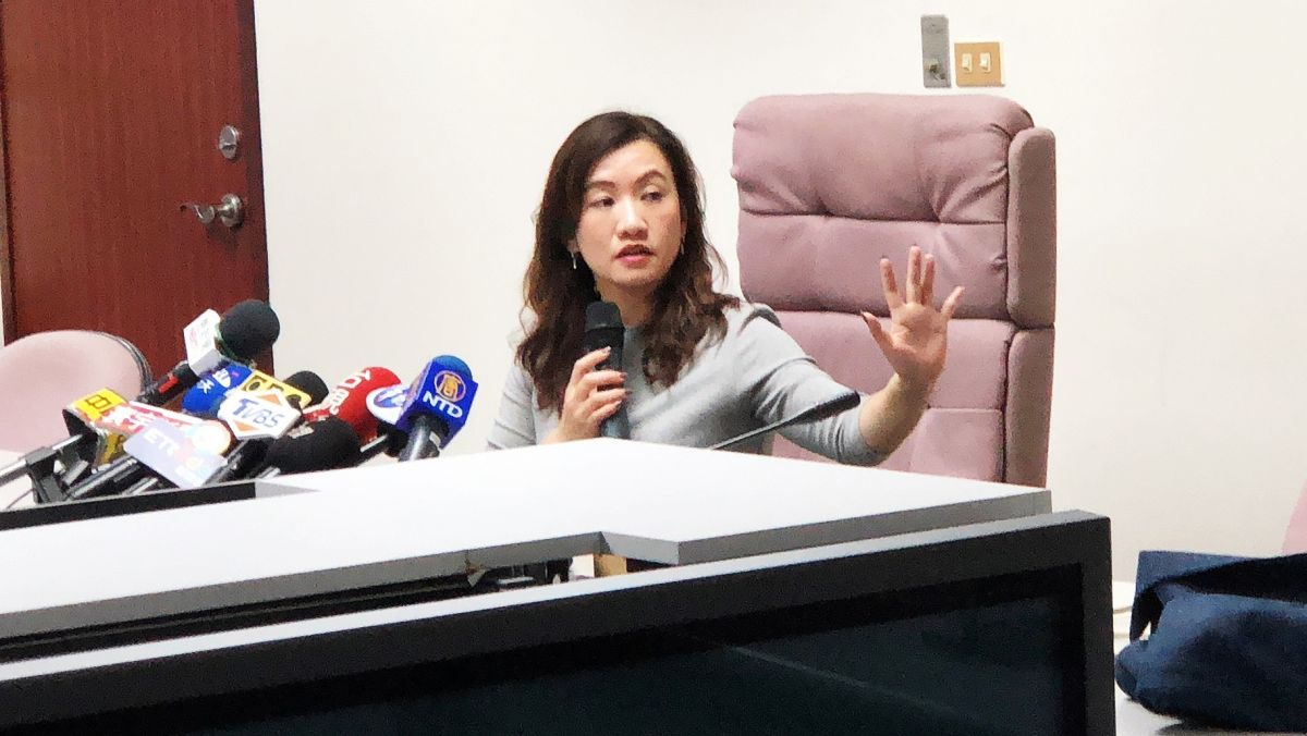 針對前立委邱毅指81氣爆案高雄市政府發放氣爆災難救濟金發放對象藍綠有別訴訟案，高市府新聞局長王淺秋今日召開記者會表示，市長韓國瑜基於愛與包容決定跟邱毅和解。(圖／記者陳美嘉攝，2019.03.21) 