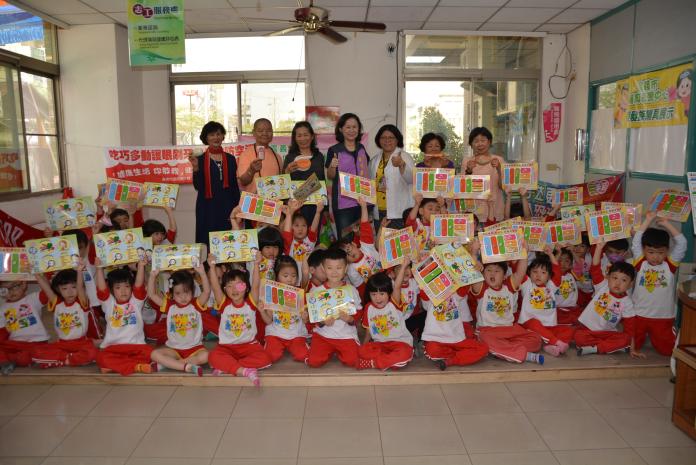 ▲衛生所藉由幼兒園所到衛生所參訪，以簡單輕鬆活潑的方式解說「聰明吃營養跟著來」。（圖／記者郭政隆攝影2019.3.21）