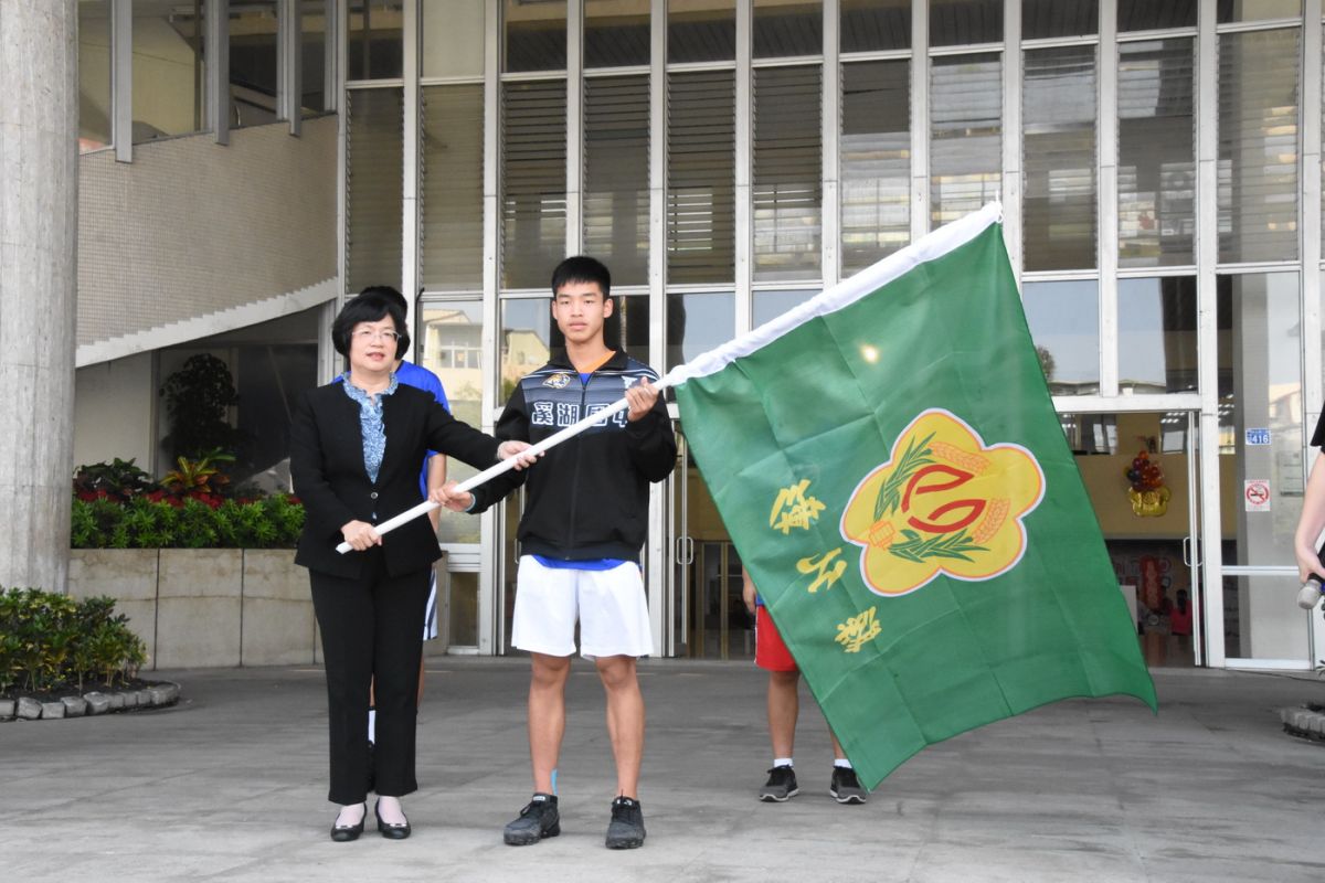 ▲全國國中籃球聯賽八強決賽即將開打，縣長王惠美授旗給小選手們。（圖／記者陳雅芳攝，2019.03.21）