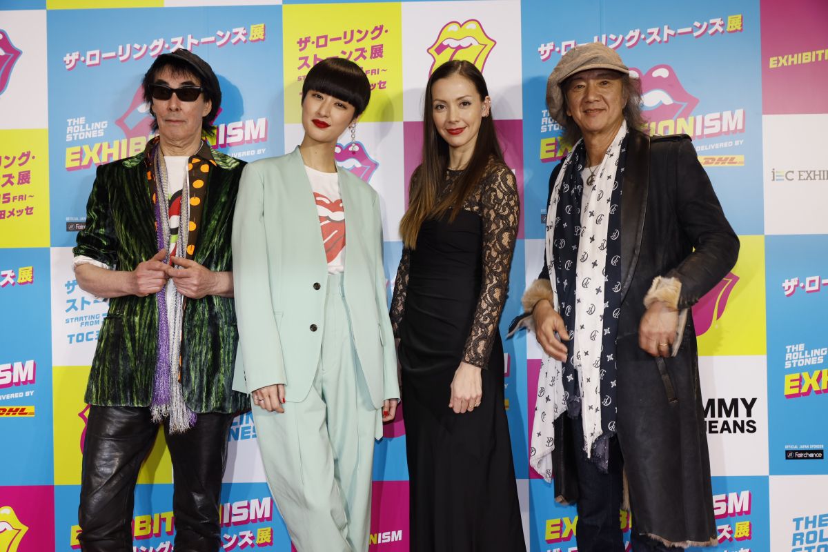 ▲《Exhibitionism－滾石合唱團展》記者會，左起鮎川誠、Shishido卡夫卡、土屋安娜、Char站台。（圖／滾石合唱團展）