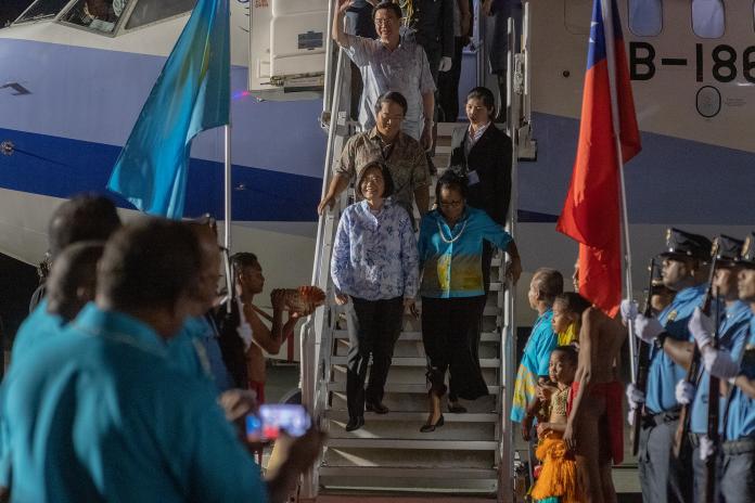 蔡英文總統「海洋民主之旅」，21日晚間抵達帛琉。（圖 / 總統府提供）