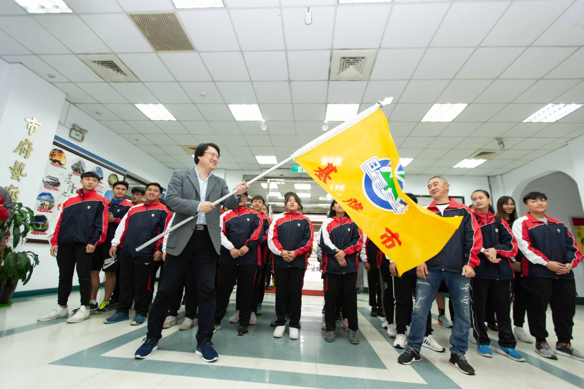 ▲全國原住民族運動會即將登場，基隆市長林右昌授旗給基隆市代表隊，預祝旗開得勝。（圖／基隆市政府提供）