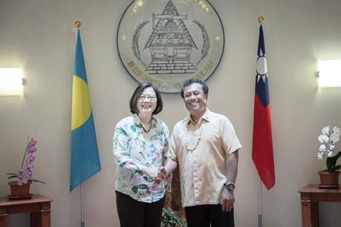 蔡英文總統與帛琉總統雷蒙傑索（Tommy E. Remengesau, Jr.）合影。（圖 / 總統府提供）