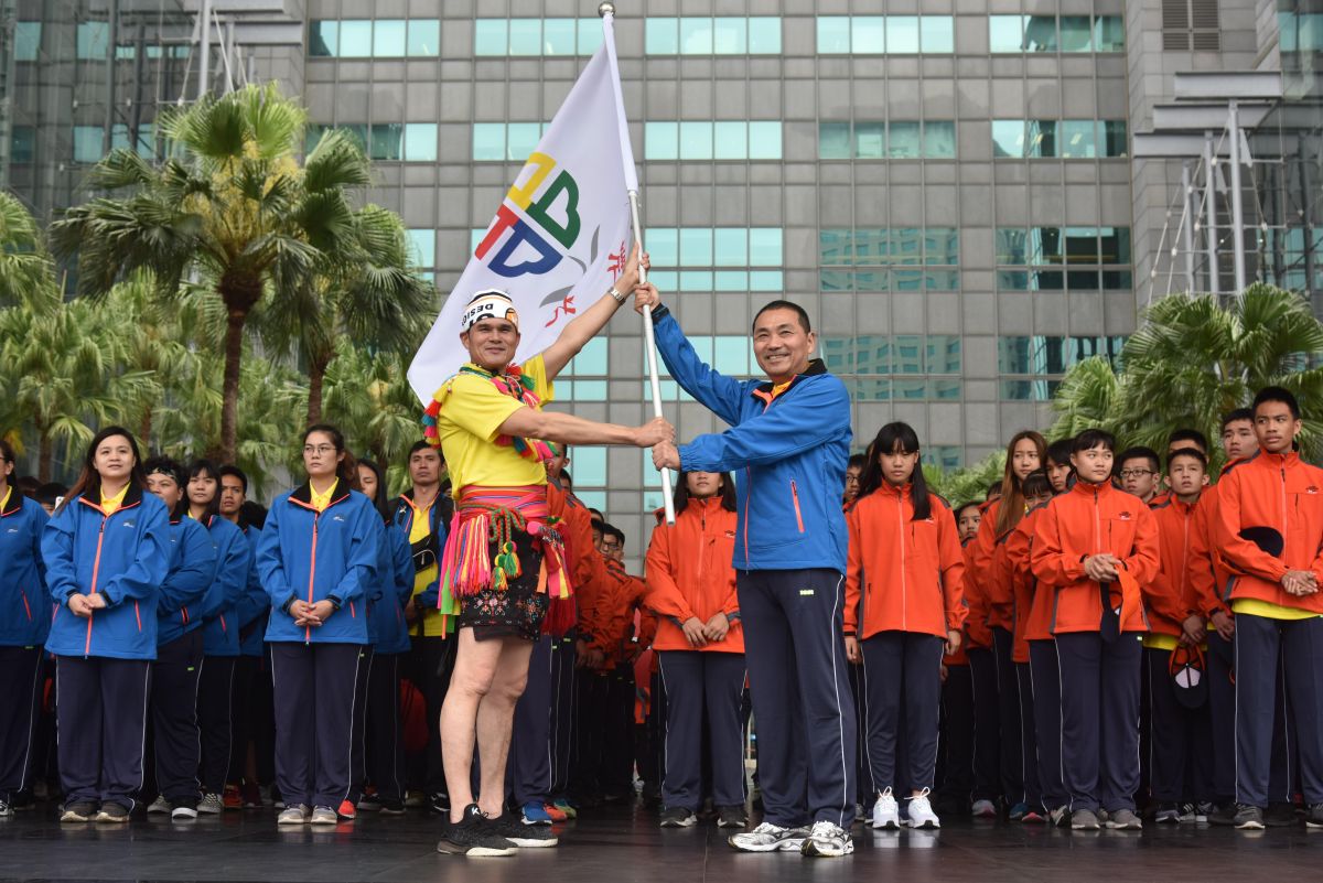 ▲全國原住民族運動會將登場，新北市長侯友宜今(22)日在市民廣場授旗代表隊，期勉拚全國第一。（圖／記者蔡琇惠攝，2019.03.22）