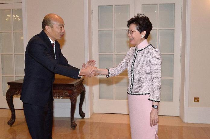 ▲高雄市長韓國瑜與香港特首林鄭月娥見面握手寒暄。（高市府提供）