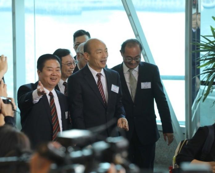 高雄市長韓國瑜下午2點現身香港會議展覽中心，出席農產品推介會暨簽約儀式。（圖／翻攝東網）