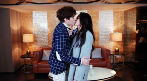 ▲邱宇辰、吳品潔親了。（圖／三立提供）