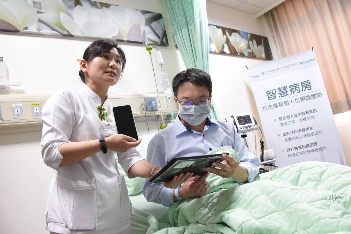 ▲對住院病患與家屬而言，可從數位照護平板中了解患者在住院期間健康狀態。（圖／記者陳雅芳攝，2019.03.22）