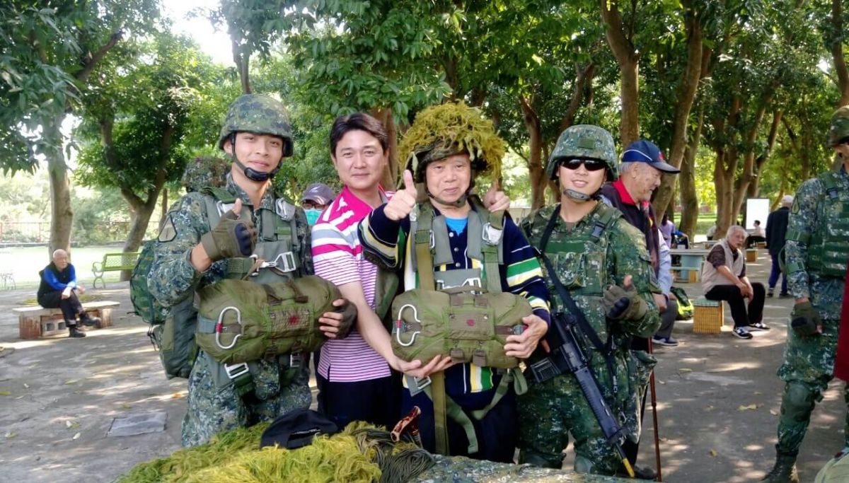 ▲特戰部演習特戰營運用休整時間至向榮民伯伯們展示特戰現役武器裝備。（圖／記者陳雅芳攝，2019.03.22）