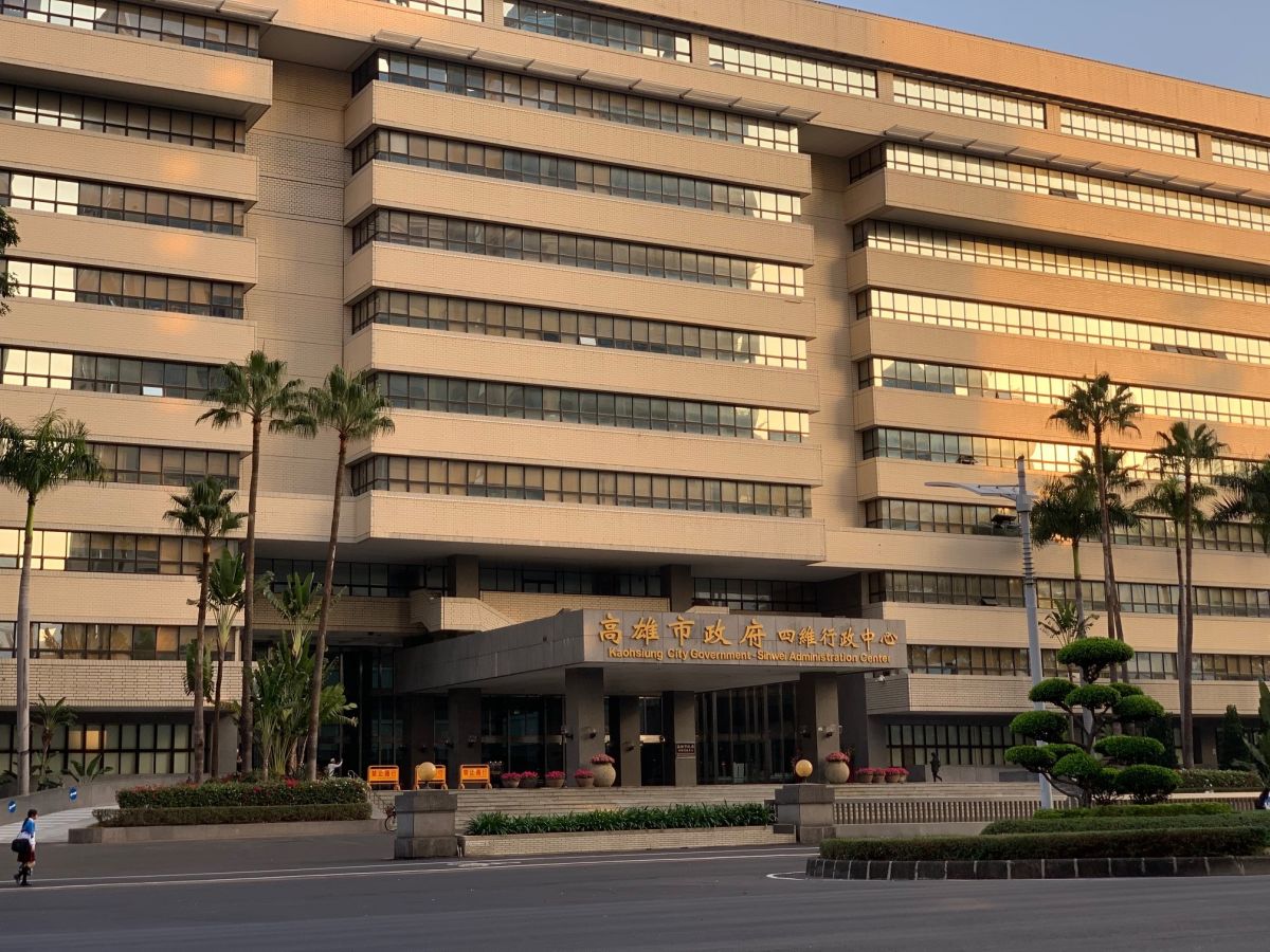 ▲高雄市政府四維行政中心今晚傳出火警，起火原因為電線短路引起走火，並非人為因素造成。（圖／記者郭俊暉攝）
