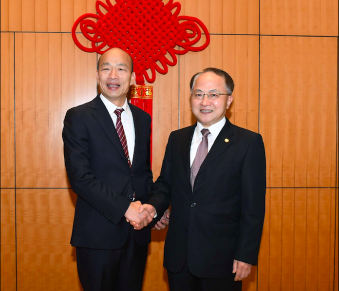 ▲高雄市長韓國瑜（左）22日拜會香港中聯辦主任王志民（右），引起台港譁然。（圖／翻攝自香港中聯辦網頁）