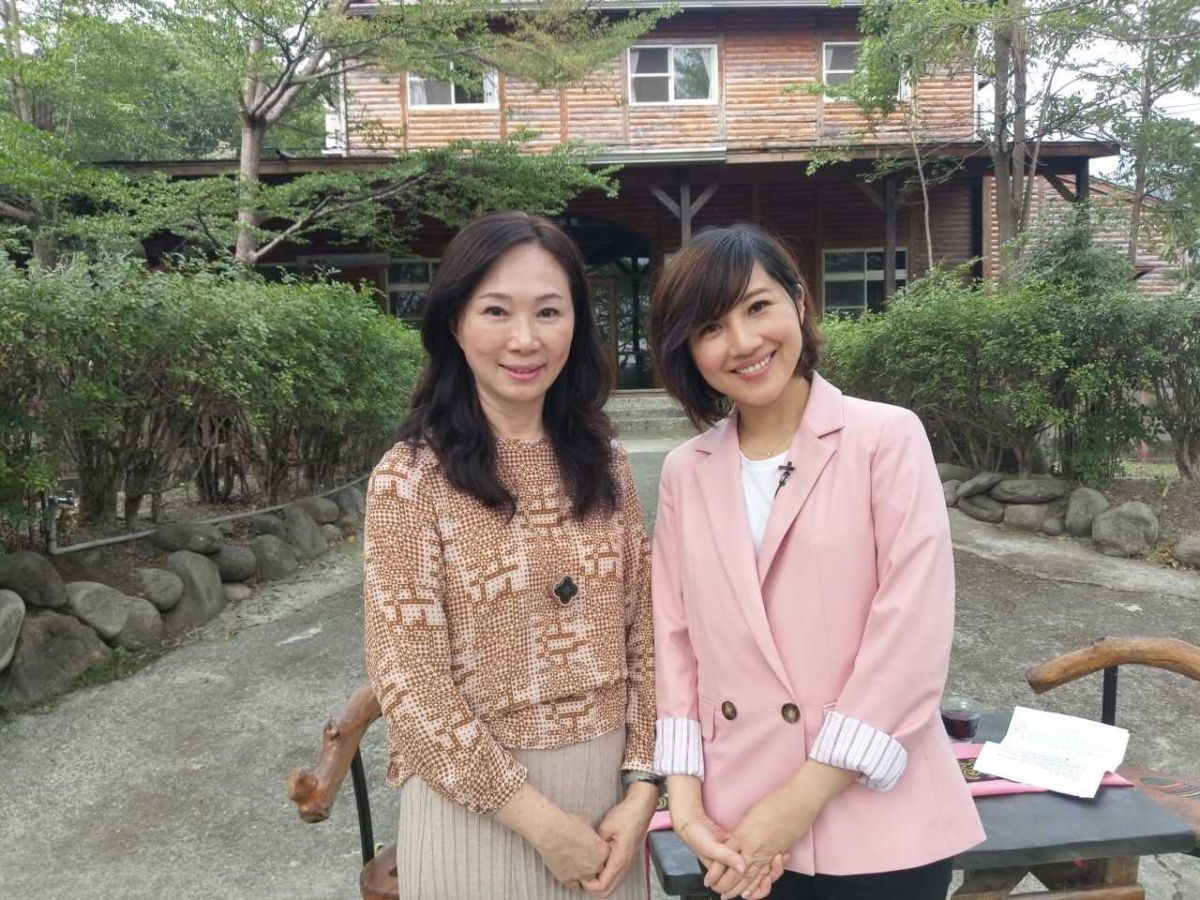 ▲李佳芬（左）一開始不習慣接受媒體訪問。（圖／台視提供）