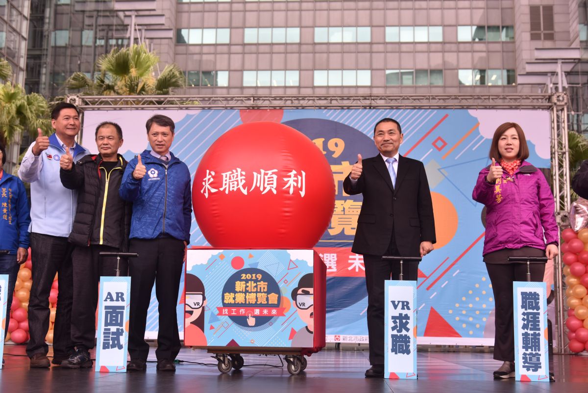 ▲新北市大型就業博覽會今天登場，市長侯友宜特別到場為求職者打氣。（圖／記者蔡琇惠攝，2019.03.23）