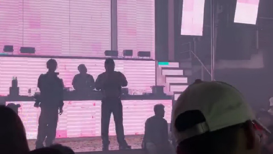 ▲市政所所長謝俊雄要夜店亮大燈後，對全場客人告誡不可再有滋事酒駕情事發生 （圖／方提供）