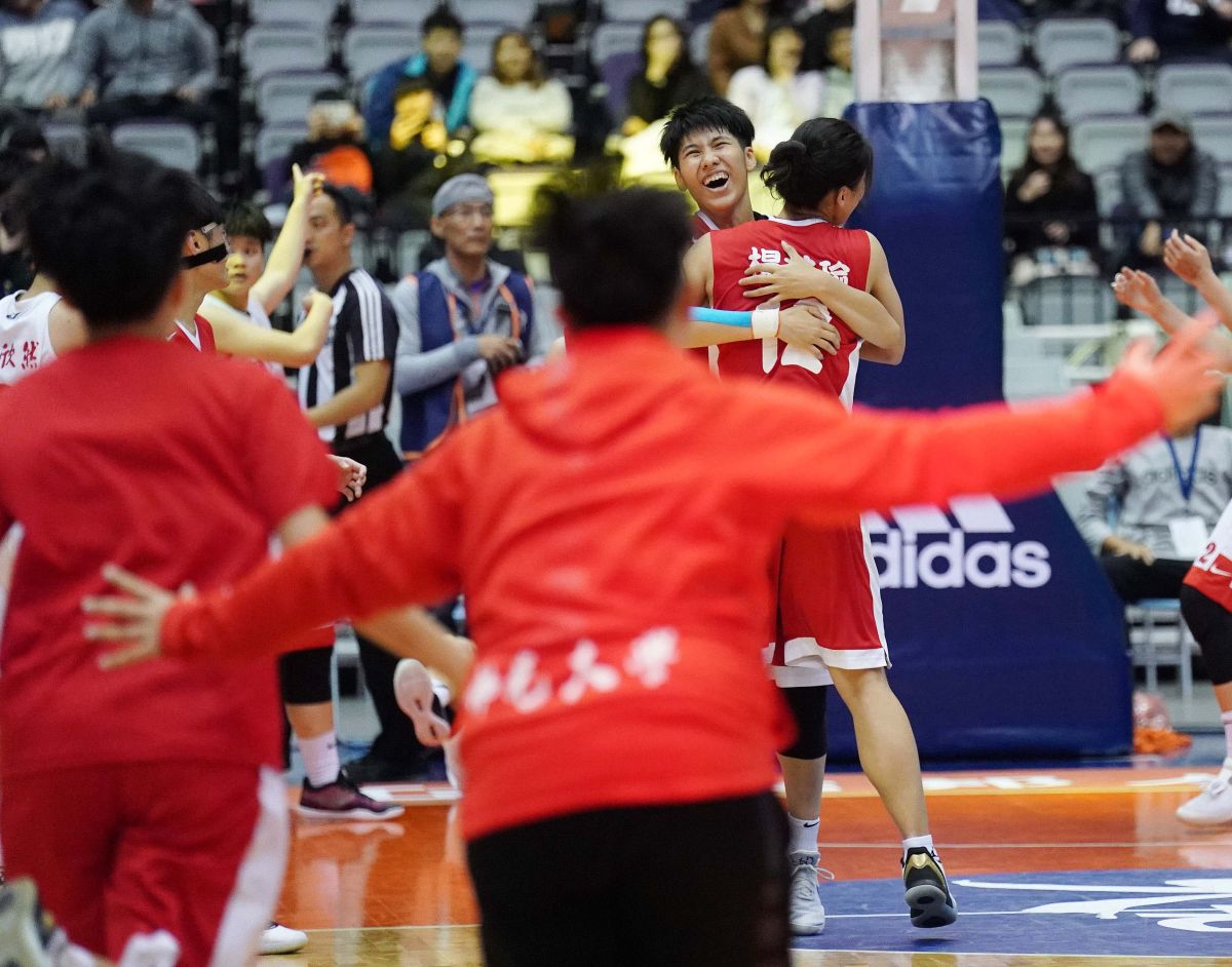 ▲UBA佛光大學對上台師大。佛光王竫婷賽後激動擁抱隊友。（圖／大專體總提供）