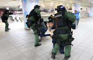 ▲警政署所屬特勤隊23日在北車實施「無劇本」反恐演習。（圖／翻攝自NPA署長室臉書）