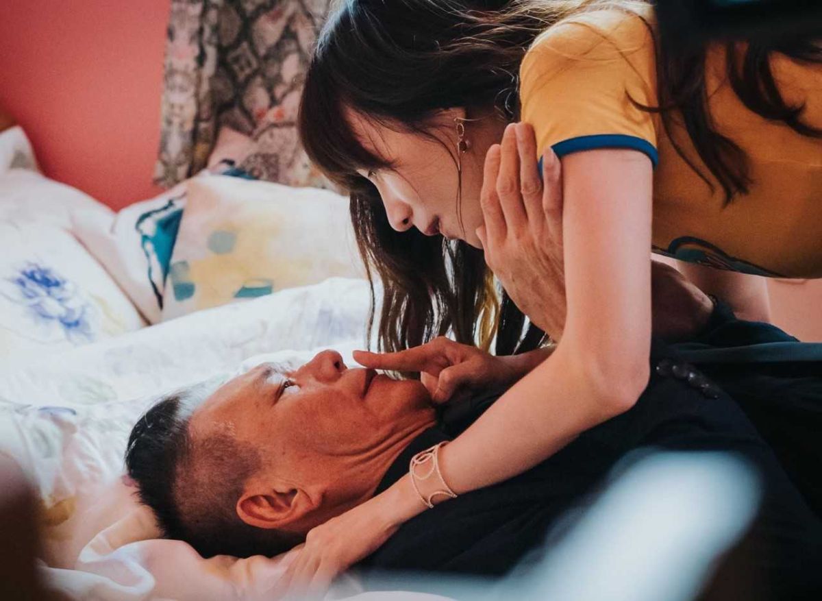 ▲龍劭華被陽靚撲倒。（圖／華視提供）