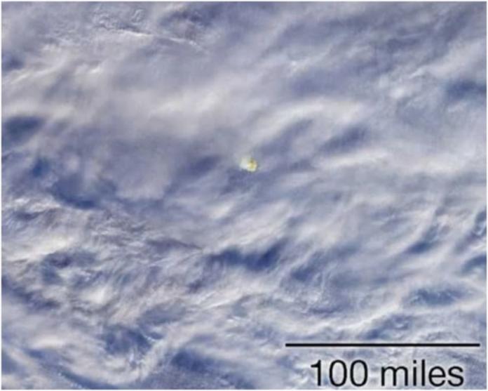 美國太空總署（NASA）發布衛星圖片，顯示流星飛過白令海上空時發生爆炸。（圖／翻攝NASA官網。）