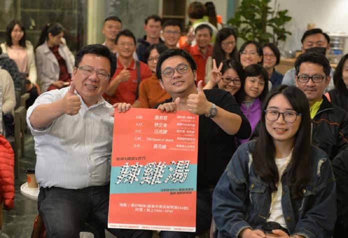 ▲工人作家林立青(左2)到嘉義市演講。（圖／立委李俊俋辦公室提供）