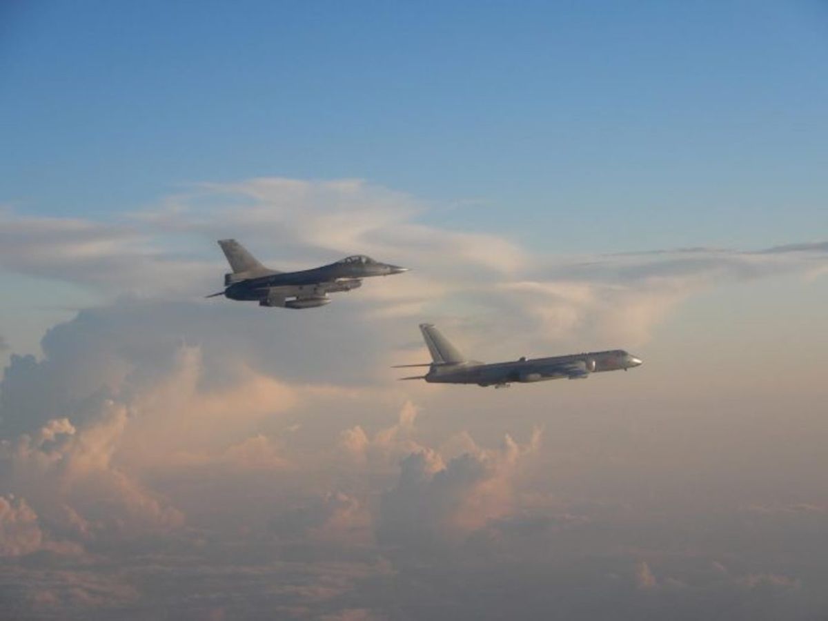 ▲解放軍轟六實施遠海長航訓練，空軍F-16戰機升空監控。（資料照／空軍司令部提供 )